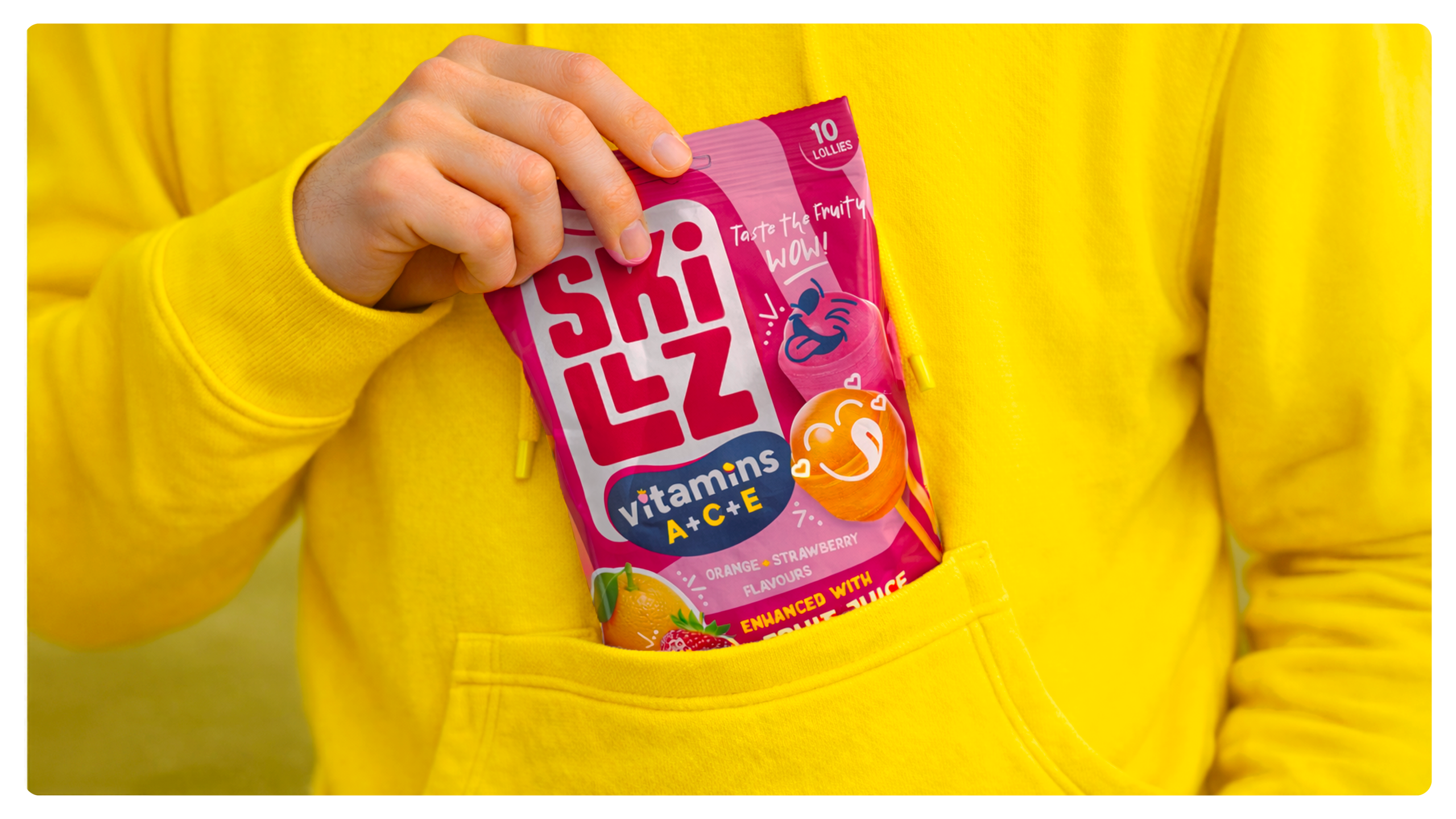 Gelber Hoodie im Close-Up. In die Bauchtasche wird eine Skillz Packung gesteckt.